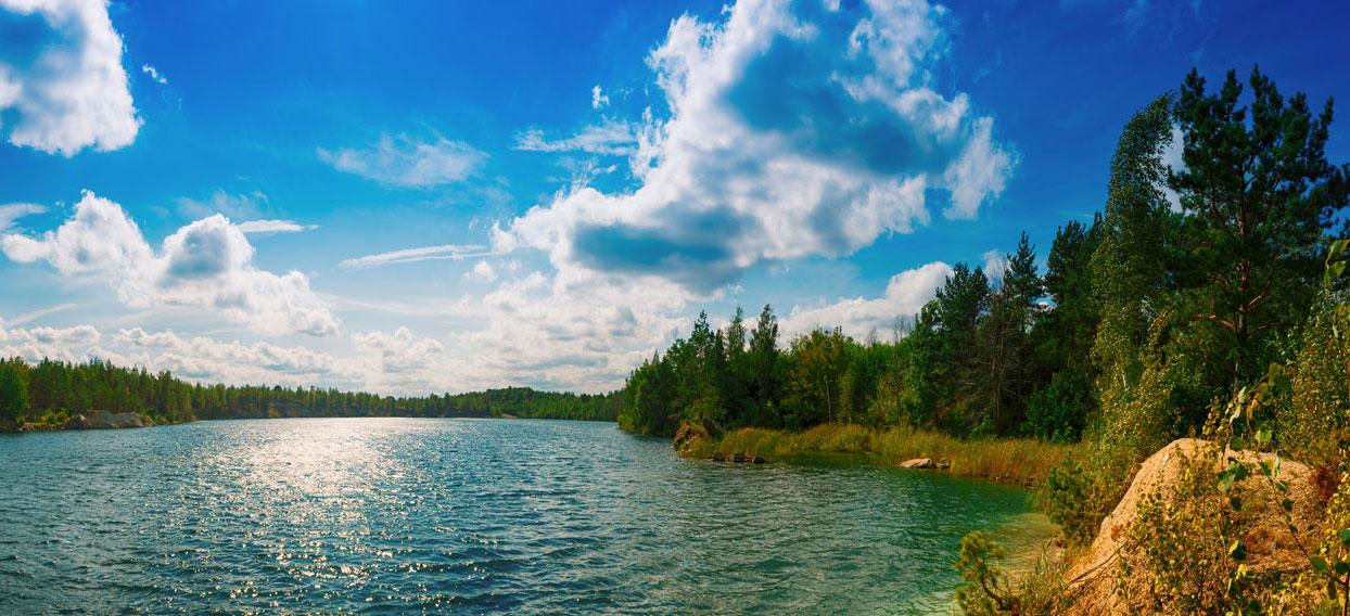 تصویر HDRI دریاچه با صخره‌ها و آسمان